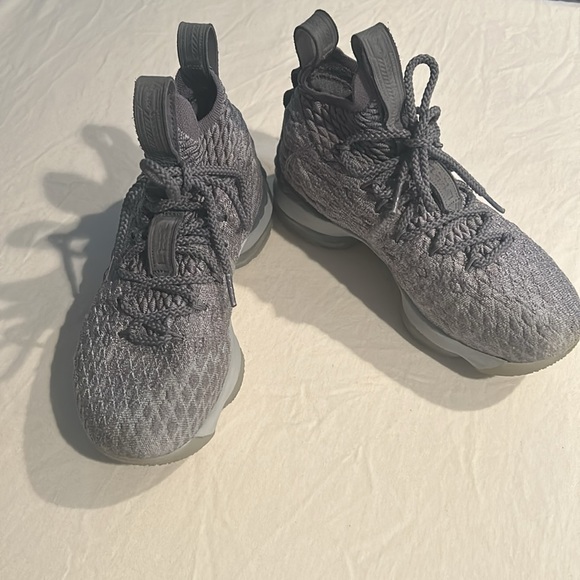 Nike LeBron 15 “City Edition” Wolf Grey/Metallic Gold Size Men 4 Youth Like new - Picture 3 of 16